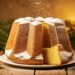 Pandoro traditionnel saupoudré de sucre glace sur table en bois rustique avec décor de Noël