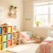 Chambre d’enfant lumineuse et bien organisée avec des rangements colorés, un coin jeu, des jouets et une décoration douce aux tons pastel.