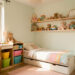 Petite chambre d’enfant lumineuse avec mobilier compact, rangements muraux intégrés et ambiance douce et fonctionnelle.