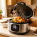 Multicuiseur moderne ouvert sur un plan de travail lumineux, contenant du poulet doré et des légumes rôtis dans une cuisine familiale française.